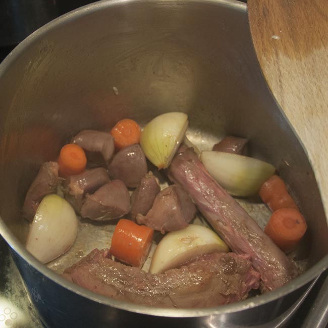 Brown giblets and vegetables