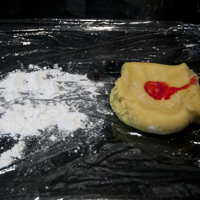 Colouring your marzipan