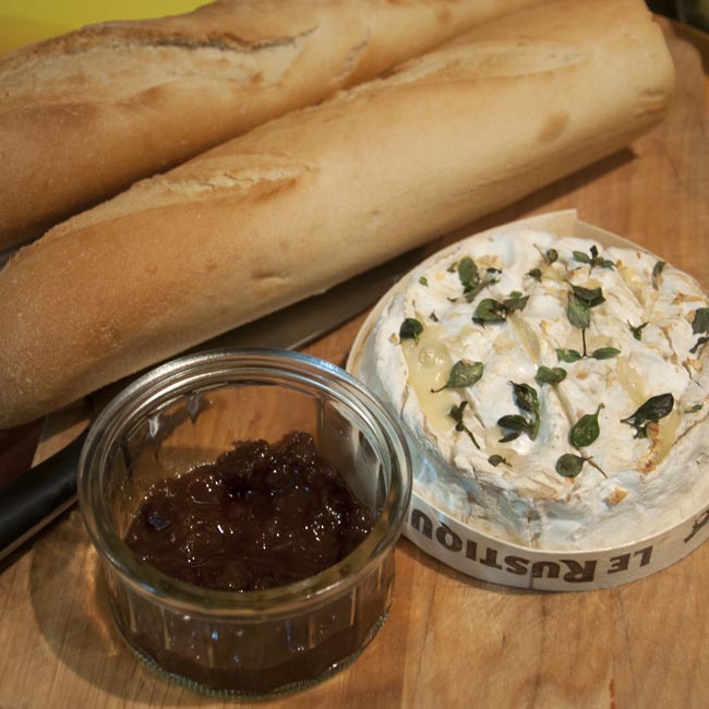 Baked camembert with bread & chutney